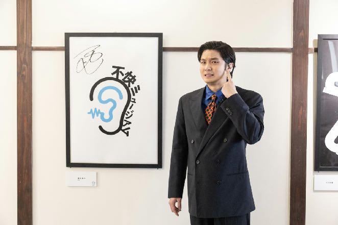 不快ミュージアム 会場で耳スピを体験する斎藤工さん